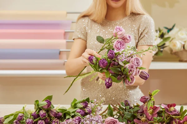 Vista parcial de florista fazendo buquê de tulipas, peônias e lilás — Fotografia de Stock