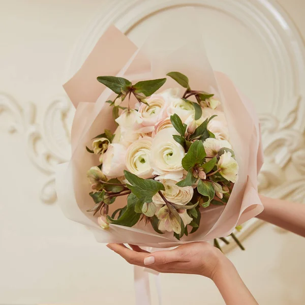 Vue recadrée du fleuriste tenant un bouquet de pivoines blanches — Photo de stock