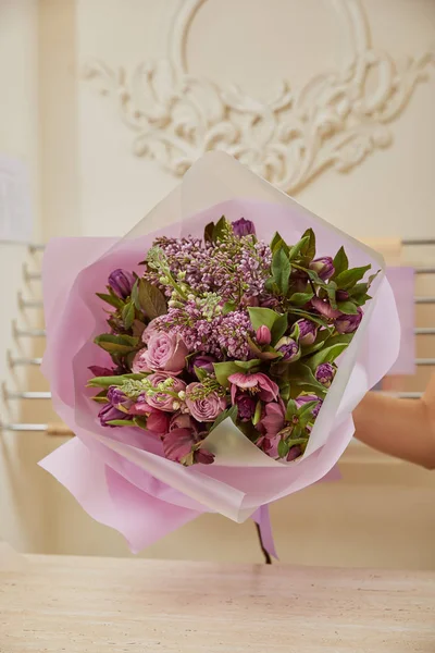 Vista recortada de floristería con ramo de tulipanes, peonías y lila - foto de stock