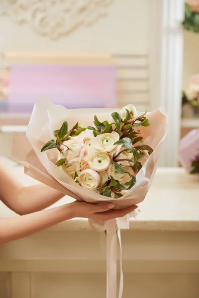 Partial view of florist holding bouquet of white peonies — Stock Photo