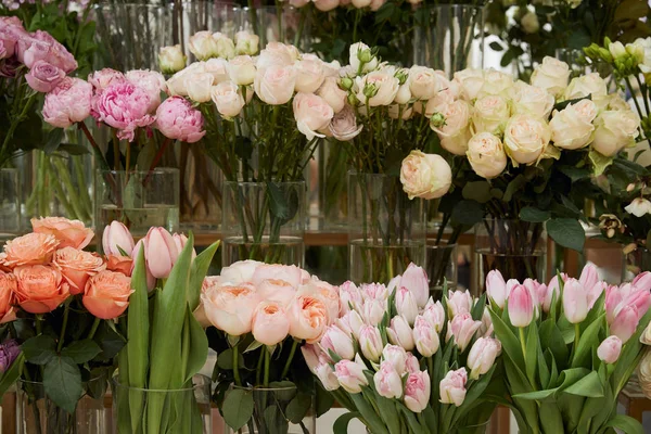 Rosen, Tulpen und Pfingstrosen in Glasvasen — Stockfoto