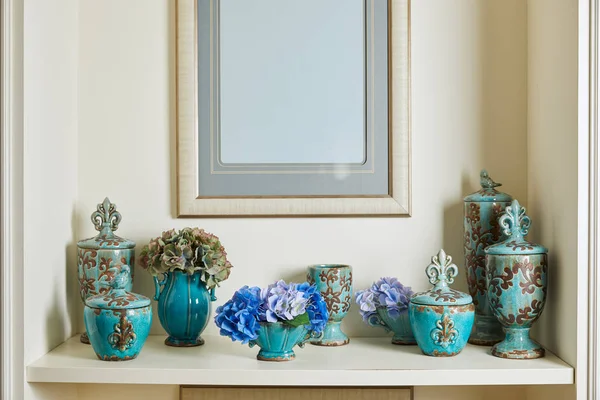 Marco de imagen y conjunto de color turquesa con flores en la superficie con espacio de copia - foto de stock