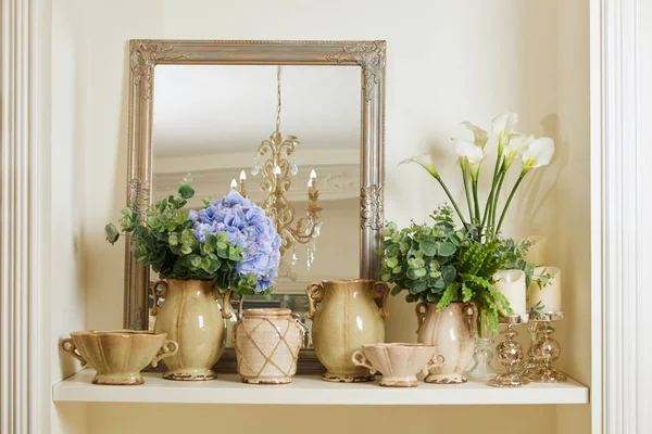 Espelho, conjunto vintage com flores azuis e brancas na prateleira — Fotografia de Stock