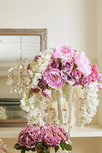 Roses blanches et violettes, pivoines dans un vase en verre — Photo de stock