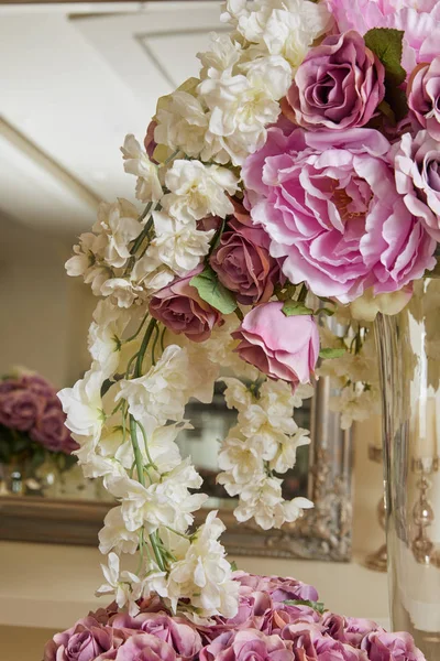 Закрыть белые и фиолетовые цветы в стеклянной вазе — стоковое фото