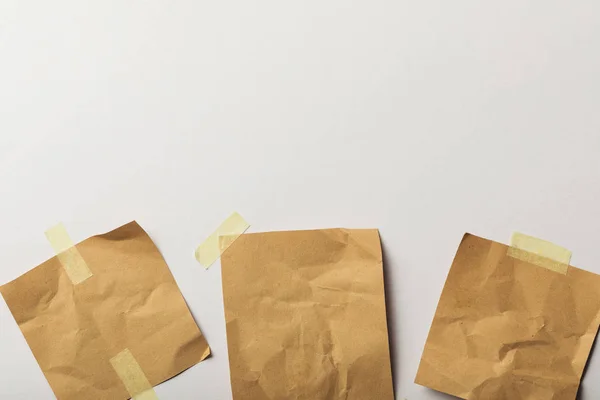 Papeles en blanco arrugados con cinta adhesiva sobre fondo blanco - foto de stock