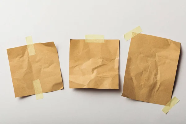 Papiers froissés marron avec du ruban adhésif sur fond blanc — Photo de stock