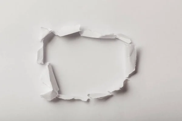 Vista superior de hojas rasgadas de papel sobre fondo blanco - foto de stock