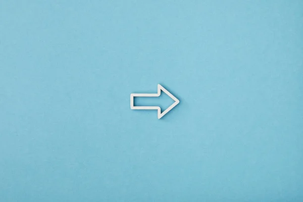 Вид сверху на белый горизонтальный указатель рамки на голубом фоне — стоковое фото
