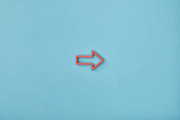 Draufsicht auf roten horizontalen Rahmenzeiger auf blauem Hintergrund — Stockfoto
