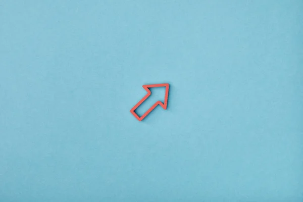 Vue du dessus du pointeur de cadre diagonale rouge sur fond bleu — Photo de stock