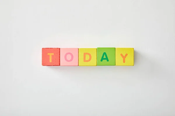 Vista dall'alto di oggi lettering fatto di cubi multicolori su sfondo bianco — Foto stock