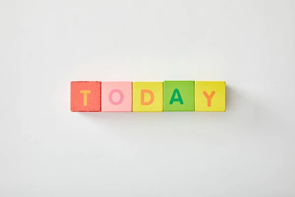 Vista superior de hoy letras hechas de cubos multicolores sobre fondo blanco — Stock Photo