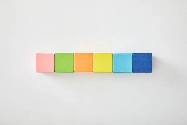 Вид сверху с разноцветными кубиками на сером фоне — стоковое фото