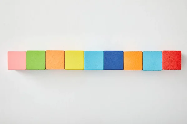 Вид зверху набір барвистих кубиків на сірому фоні — стокове фото