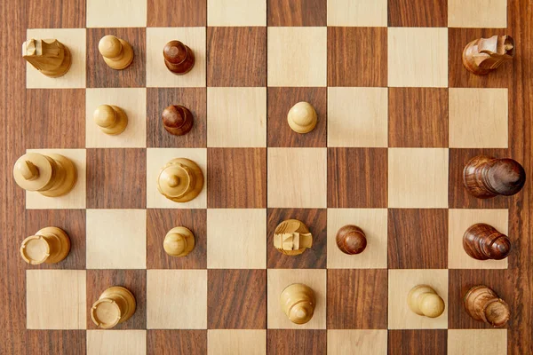 Vista dall'alto della scacchiera in legno con scacchi — Foto stock