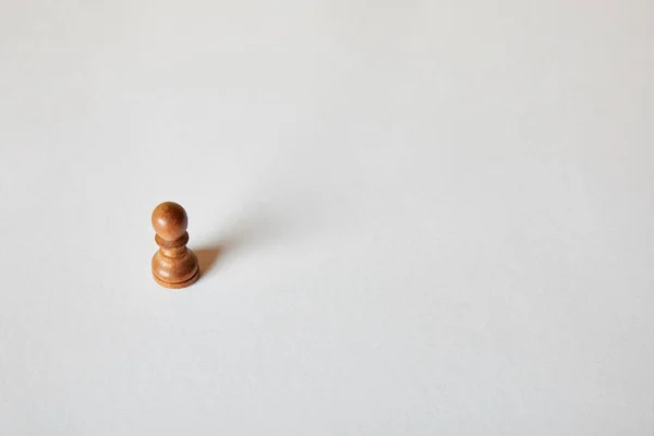 Pièce d'échecs pion en bois sur fond gris — Photo de stock