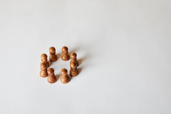 Piezas de empeño de madera de ajedrez sobre fondo gris - foto de stock