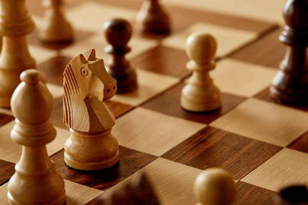 Foco seletivo do xadrez no tabuleiro de xadrez de madeira — Fotografia de Stock