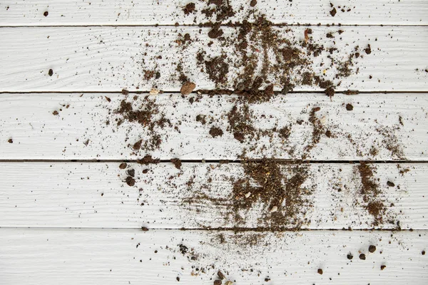 Draufsicht auf Schmutz auf weißem Holztisch — Stockfoto