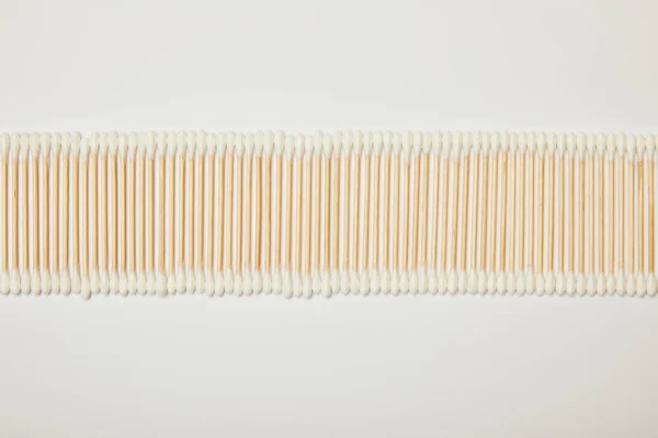 Top view of cotton ear sticks laid out horizontally on white background — Stock Photo