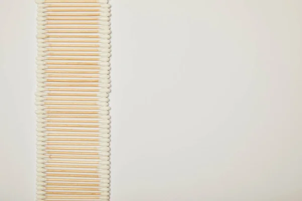 Top view of cotton ear sticks laid out vertically on white background — Stock Photo