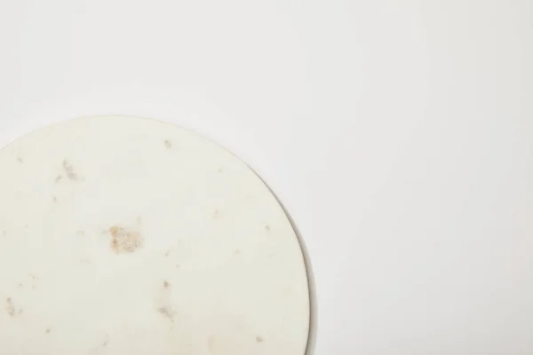 Vue du dessus du panneau rond en marbre vide sur fond blanc — Photo de stock