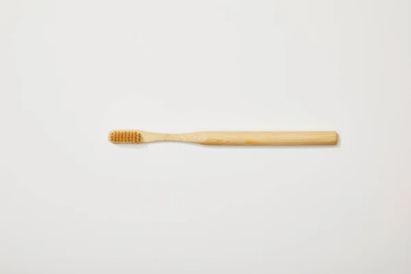 Vista superior del cepillo de dientes de bambú sobre fondo blanco - foto de stock