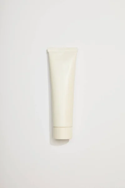 Vista dall'alto del dentifricio in tubo su fondo bianco — Foto stock