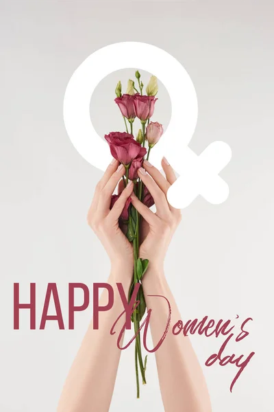 Vue recadrée de la femme tenant bouquet de fleurs d'eustomes violettes sur fond blanc avec signe féminin et illustration heureuse de la journée des femmes — Photo de stock