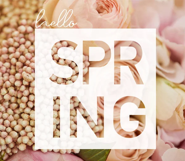 Gros plan du bouquet de roses beige et lettrage printemps bonjour — Photo de stock