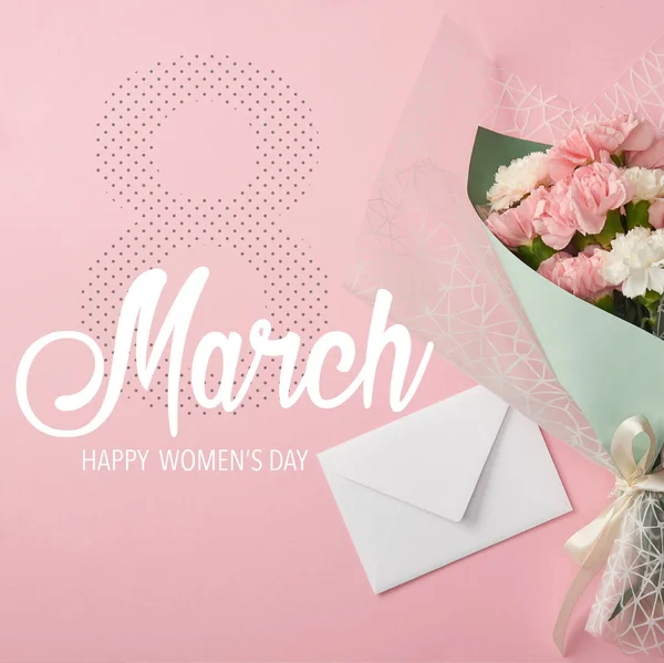 Gros plan de bouquet de fleurs d'oeillet rose et blanc avec enveloppe sur fond rose et illustration 8 mars — Photo de stock