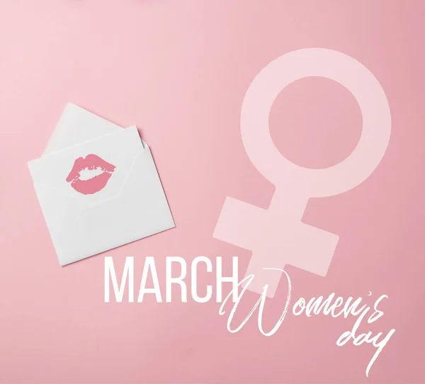 Vista superior do cartão de saudação com a marca dos lábios no envelope branco com dia das mulheres e ilustração do sinal feminino — Fotografia de Stock