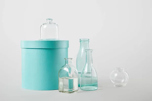 Boîte cadeau turquoise avec bouteilles isolées sur blanc avec espace de copie — Photo de stock