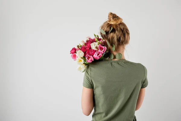 Mädchen mit frischem Strauß mit Tulpen und Rosen isoliert auf grau mit Kopierraum — Stockfoto
