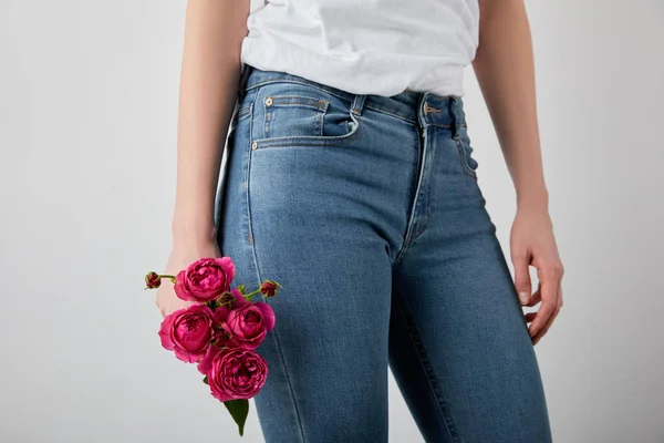 Частичный вид девушки, держащей розовые розы, изолированные на сером — стоковое фото