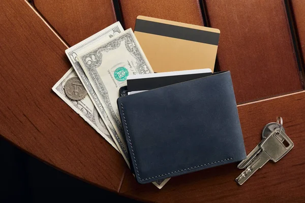 Vista superior de tarjetas de crédito, efectivo, billetera y llaves en superficie - foto de stock