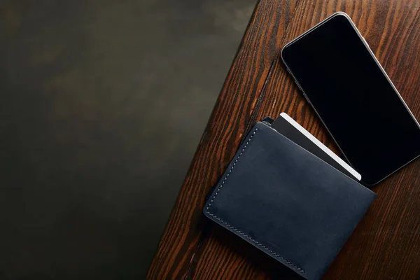 Верхний вид кошелька с кредитной картой и смартфоном — стоковое фото