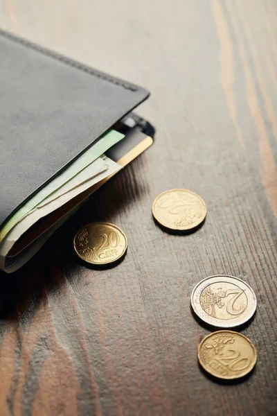 Шкіряний гаманець і монети на дерев'яному столі з копіювальним простором — стокове фото