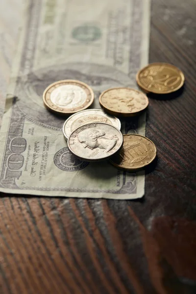 Notas de dólar e moedas em mesa de madeira com espaço para cópias — Fotografia de Stock