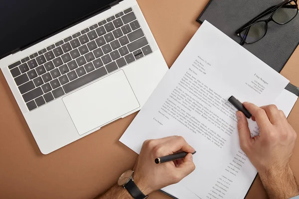 Ausgeschnittene Ansicht eines Geschäftsmannes, der am Arbeitsplatz Dokument mit Stift unterschreibt — Stockfoto