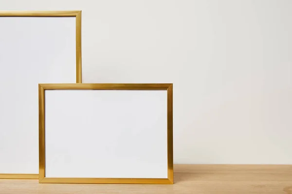 Maquettes de cadres sur table en bois à la maison — Photo de stock