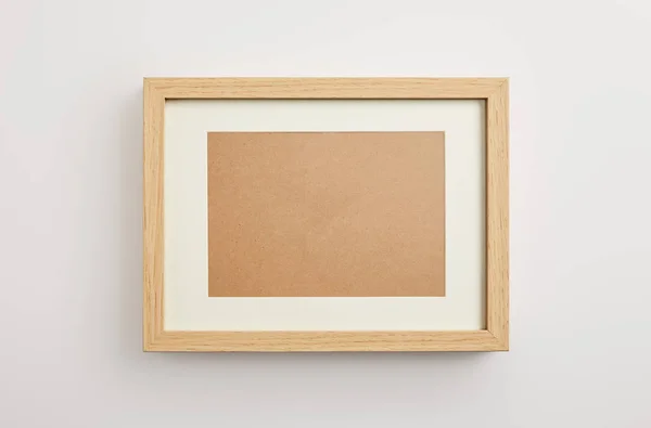Zierrahmen aus Holz auf weißem Hintergrund — Stockfoto