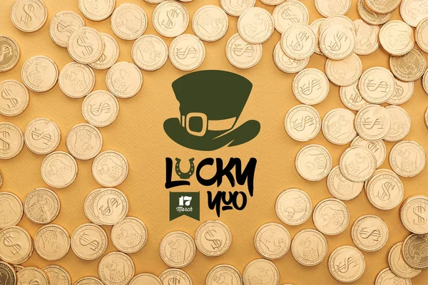 Ansicht von Goldmünzen in der Nähe von lucky you Schriftzug auf orangefarbenem Hintergrund — Stockfoto
