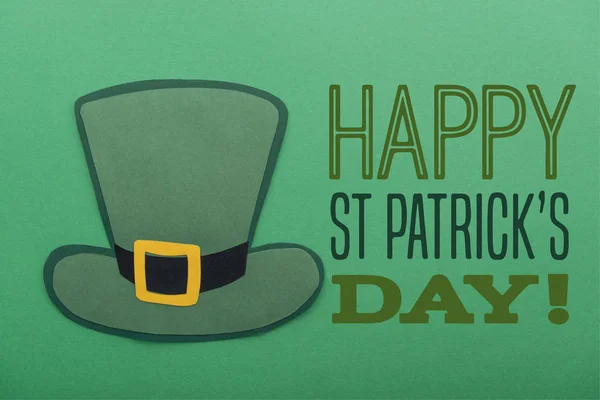 Paper hat near happy st patricks day lettering on green background — Stock Photo