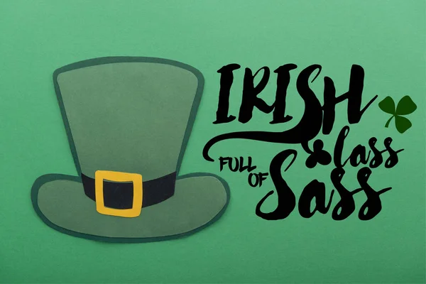 Papierhut in der Nähe von irischen Lass voller sass Schriftzug auf grünem Hintergrund — Stockfoto