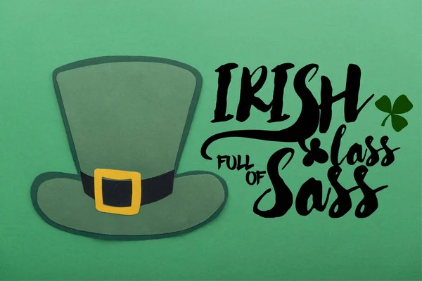 Chapeau en papier près de la jeune fille irlandaise plein de lettrage sass sur fond vert — Photo de stock
