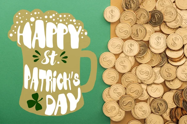 Ansicht von Goldmünzen in der Nähe von Happy st Patricks Day Schriftzug auf grünem Hintergrund — Stockfoto