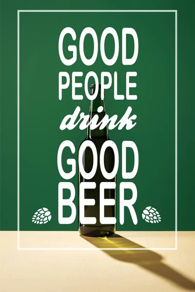 Скляна пляшка пива з добрими людьми п'є гарне пиво на зеленому фоні — стокове фото