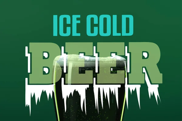 Bicchiere di birra con schiuma con scritte di birra ghiacciata su sfondo verde — Foto stock